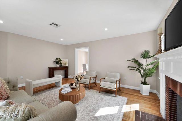 3722 Degnan Boulevard, Los Angeles, CA 90018