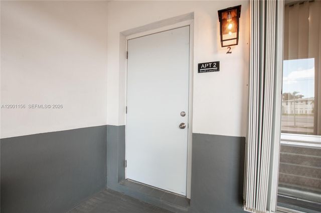 300 S Luna Ct 2, Hollywood, FL 33021