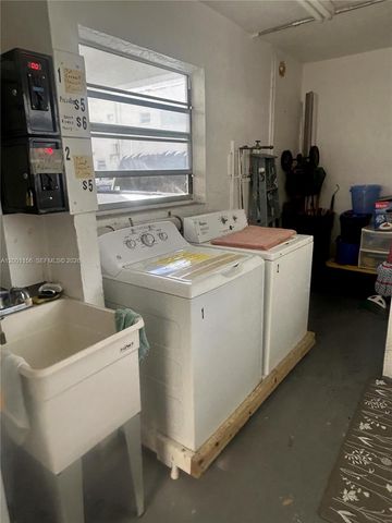 300 S Luna Ct 2, Hollywood, FL 33021