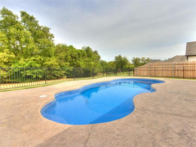2424 Crystal Creek Drive, Yukon, OK 73099