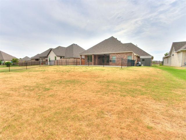 2424 Crystal Creek Drive, Yukon, OK 73099