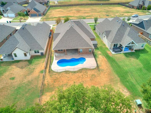 2424 Crystal Creek Drive, Yukon, OK 73099