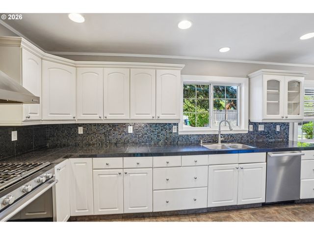 7252 Sw NEVADA Ter, Portland, OR 97219