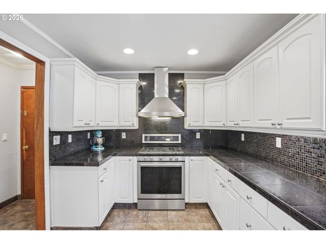 7252 Sw NEVADA Ter, Portland, OR 97219