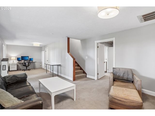 7252 Sw NEVADA Ter, Portland, OR 97219