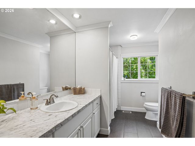 7252 Sw NEVADA Ter, Portland, OR 97219