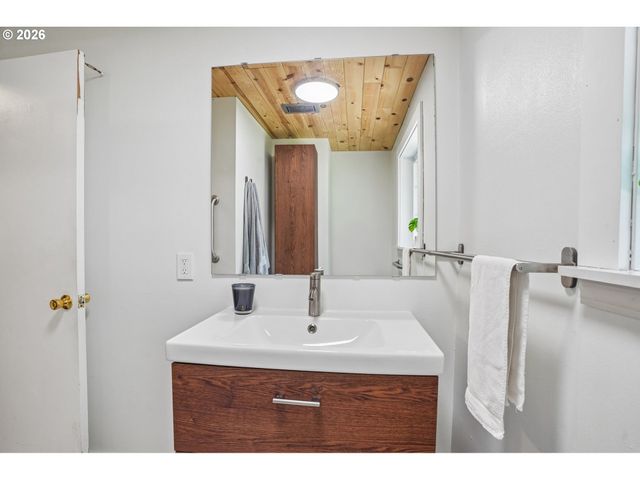 7252 Sw NEVADA Ter, Portland, OR 97219