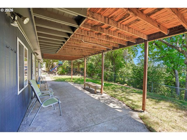 7252 Sw NEVADA Ter, Portland, OR 97219