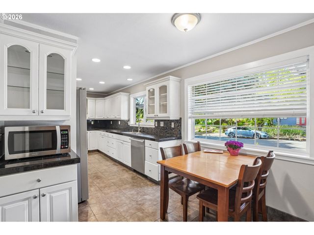 7252 Sw NEVADA Ter, Portland, OR 97219