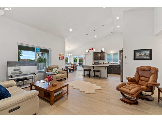 822 SPYGLASS Dr, Bandon, OR 97411