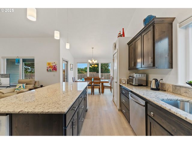 822 SPYGLASS Dr, Bandon, OR 97411