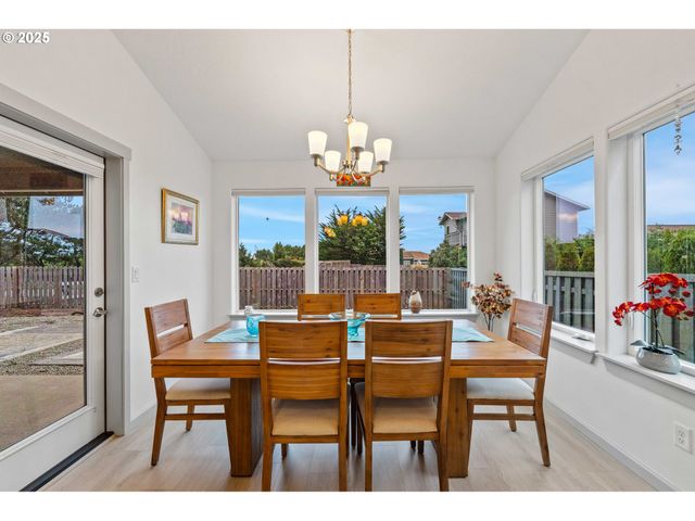 822 SPYGLASS Dr, Bandon, OR 97411