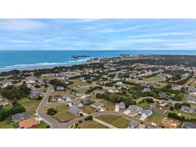 822 SPYGLASS Dr, Bandon, OR 97411