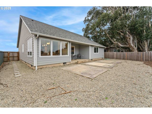 822 SPYGLASS Dr, Bandon, OR 97411