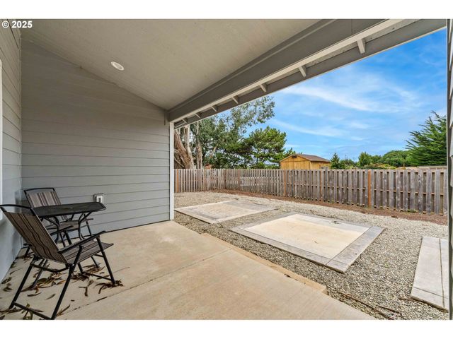 822 SPYGLASS Dr, Bandon, OR 97411