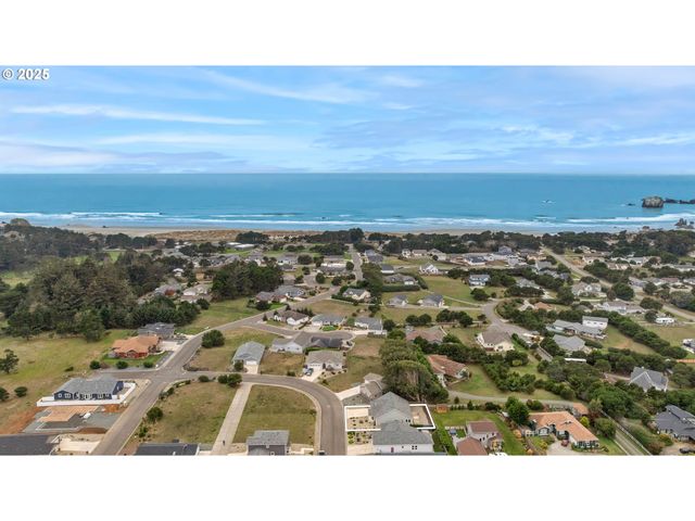 822 SPYGLASS Dr, Bandon, OR 97411