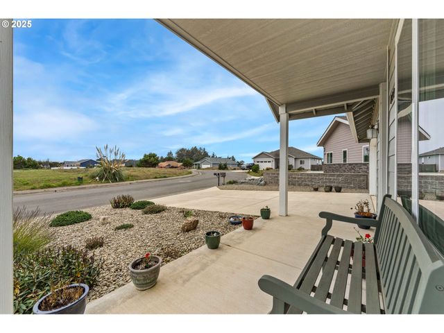 822 SPYGLASS Dr, Bandon, OR 97411