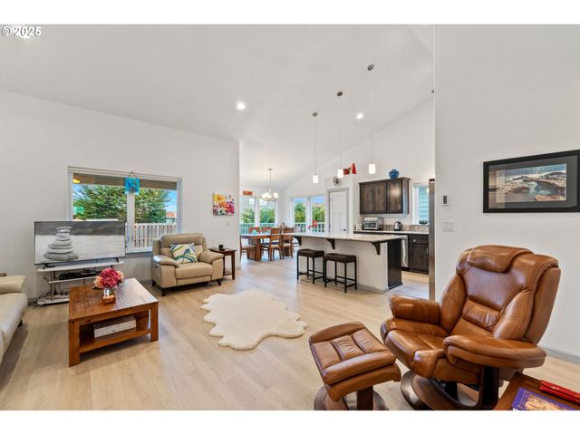 822 SPYGLASS Dr, Bandon, OR 97411