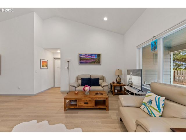 822 SPYGLASS Dr, Bandon, OR 97411