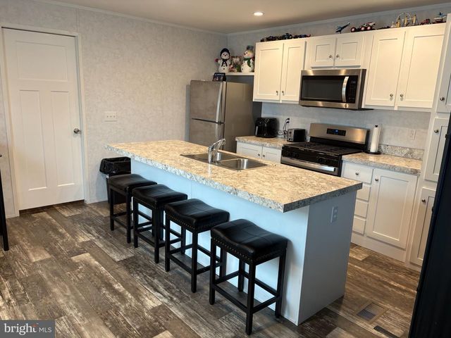 9917 LINDLEY DR, Morrisville, PA 19067