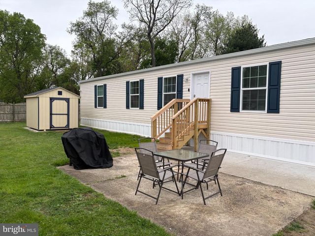 9917 LINDLEY DR, Morrisville, PA 19067