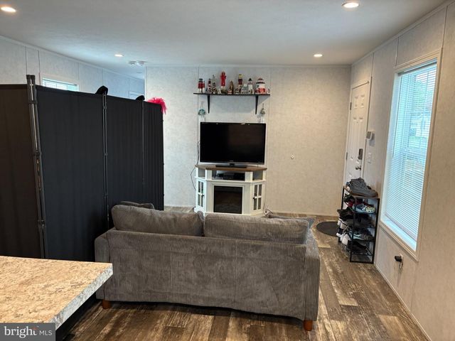 9917 LINDLEY DR, Morrisville, PA 19067