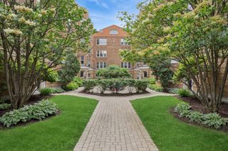 619 WASHINGTON Boulevard 2E, Oak Park, IL 60302