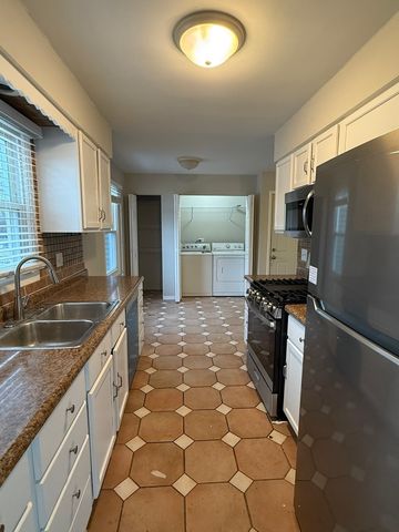 2490 Ridge Avenue, Aurora, IL 60504