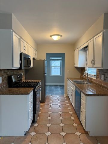 2490 Ridge Avenue, Aurora, IL 60504