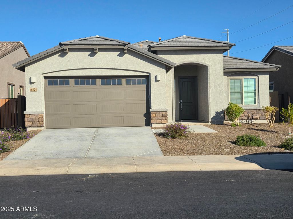 16924 W ECHO Lane, Waddell, AZ 85355