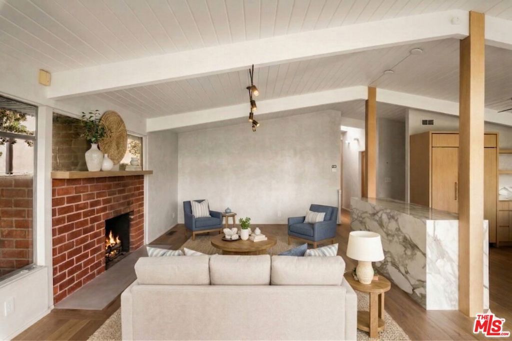 Image 10 of property listing at 295 Mabery Road, Santa Monica, CA 90402