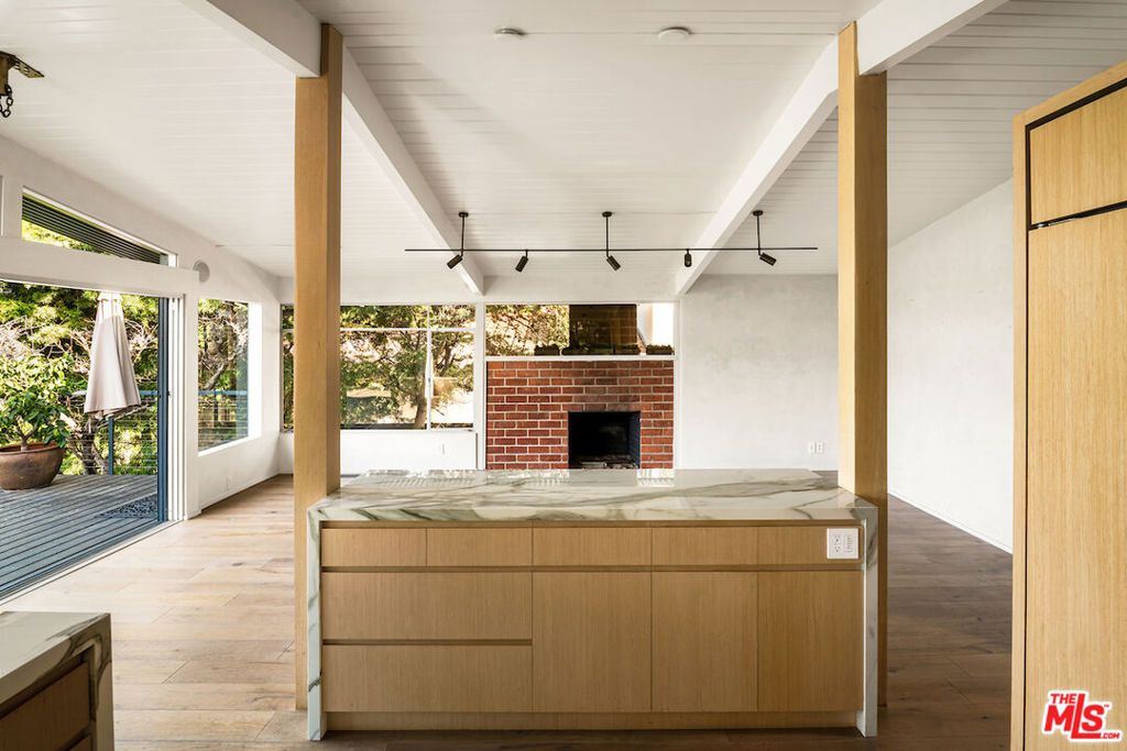 Image 12 of property listing at 295 Mabery Road, Santa Monica, CA 90402