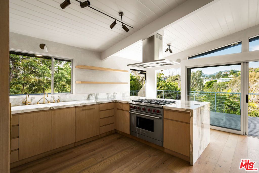 Image 13 of property listing at 295 Mabery Road, Santa Monica, CA 90402