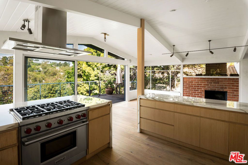 Image 14 of property listing at 295 Mabery Road, Santa Monica, CA 90402