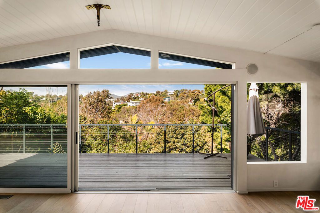 Image 15 of property listing at 295 Mabery Road, Santa Monica, CA 90402