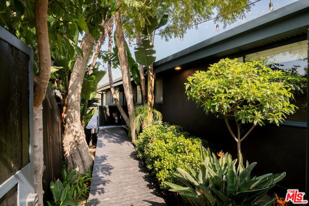 Image 3 of property listing at 295 Mabery Road, Santa Monica, CA 90402
