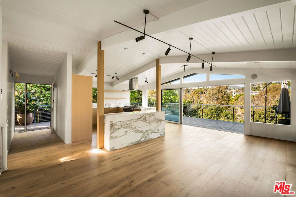 Image 7 of property listing at 295 Mabery Road, Santa Monica, CA 90402