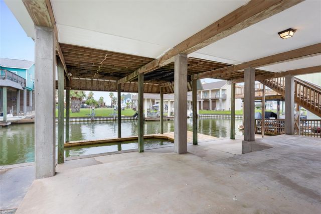 1110 Papeete Street, Tiki Island, TX 77554