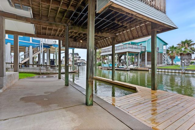 1110 Papeete Street, Tiki Island, TX 77554