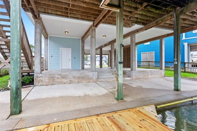 1110 Papeete Street, Tiki Island, TX 77554