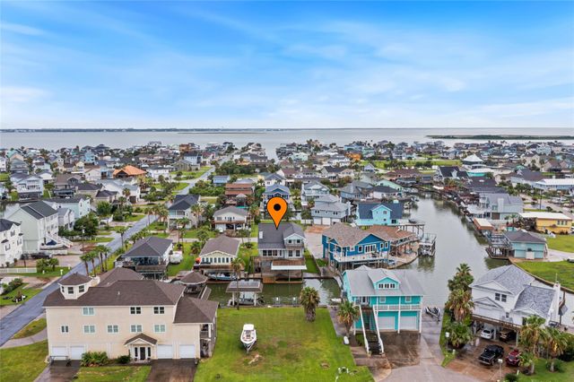 1110 Papeete Street, Tiki Island, TX 77554