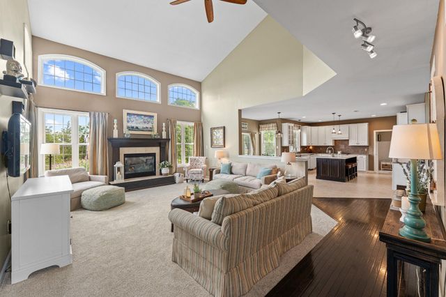 2124 ARBORDALE CIR, Schwenksville, PA 19473