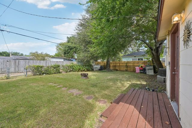 300 16th Avenue N, Texas City, TX 77590