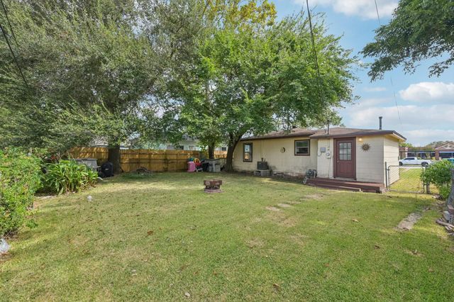 300 16th Avenue N, Texas City, TX 77590
