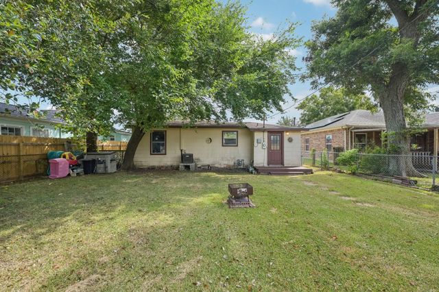 300 16th Avenue N, Texas City, TX 77590