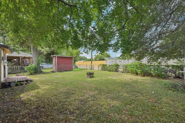 300 16th Avenue N, Texas City, TX 77590