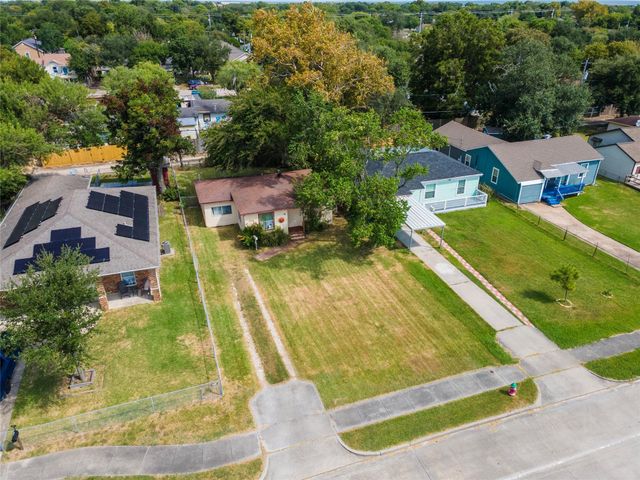 300 16th Avenue N, Texas City, TX 77590