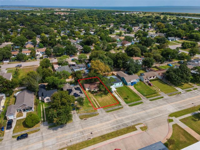 300 16th Avenue N, Texas City, TX 77590