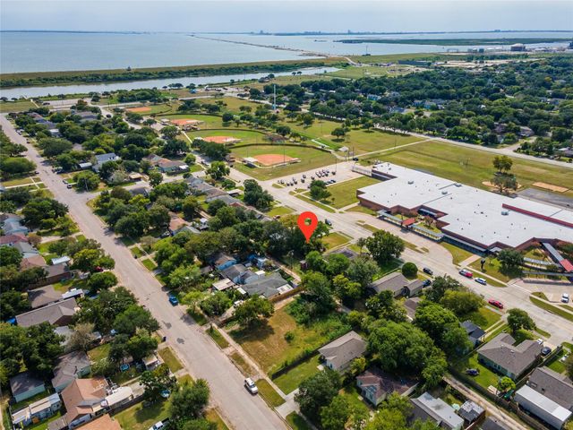 300 16th Avenue N, Texas City, TX 77590
