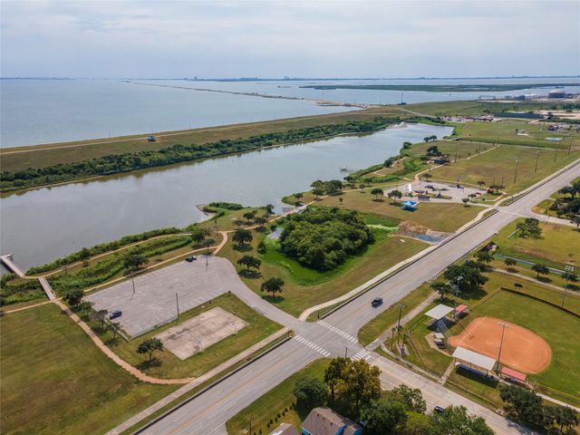 300 16th Avenue N, Texas City, TX 77590